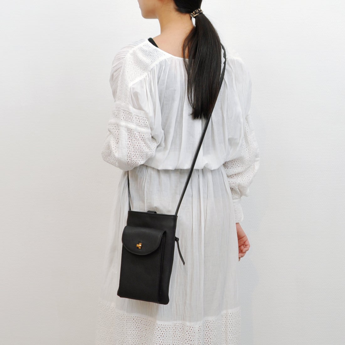 ペルケ perche 姫路レザーヒネリ金具モバイルショルダー （BK 