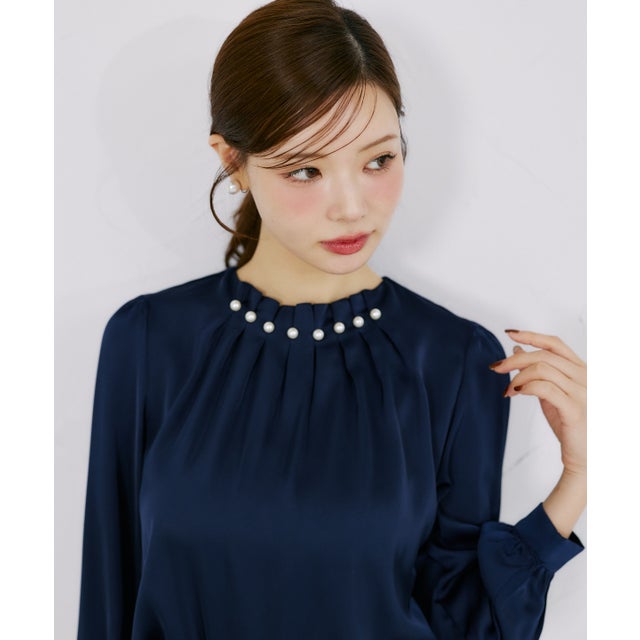 パール付きタック入りブラウス
