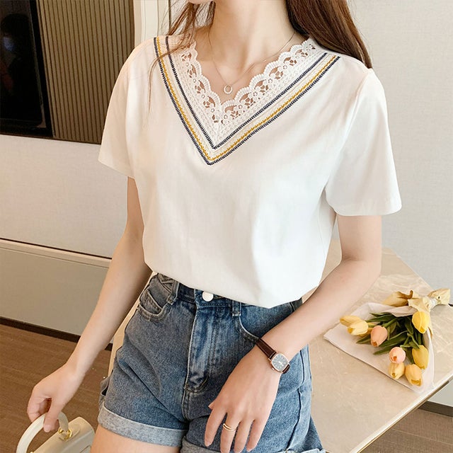 刺繍レース使いVネックTシャツ （ホワイト）