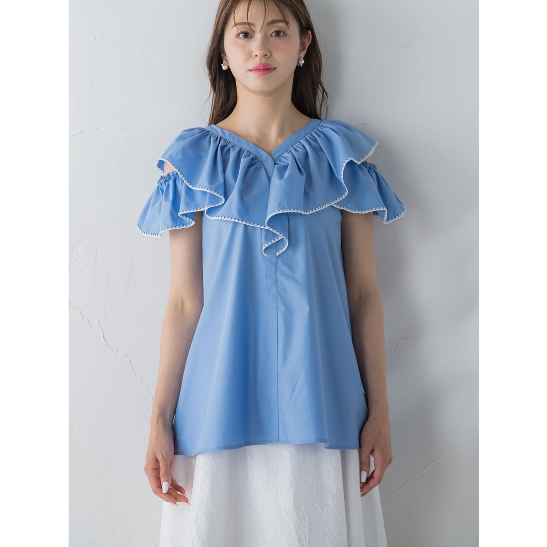 クイーンズコート QUEENS COURT 配色刺繍フリルブラウス≪手洗い可能 