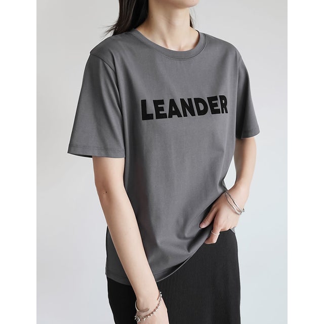 [接触冷感]フロッキーゴシックロゴTシャツ （チャコール×ブラック）