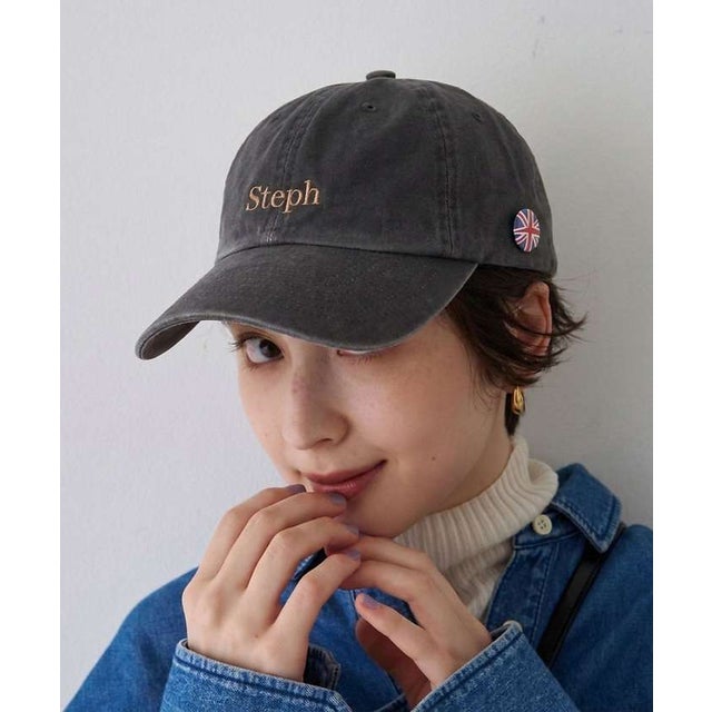 【TICCA/ティッカ】ロゴ刺繍ローキャップ/缶バッチ付き （チャコールグレー）