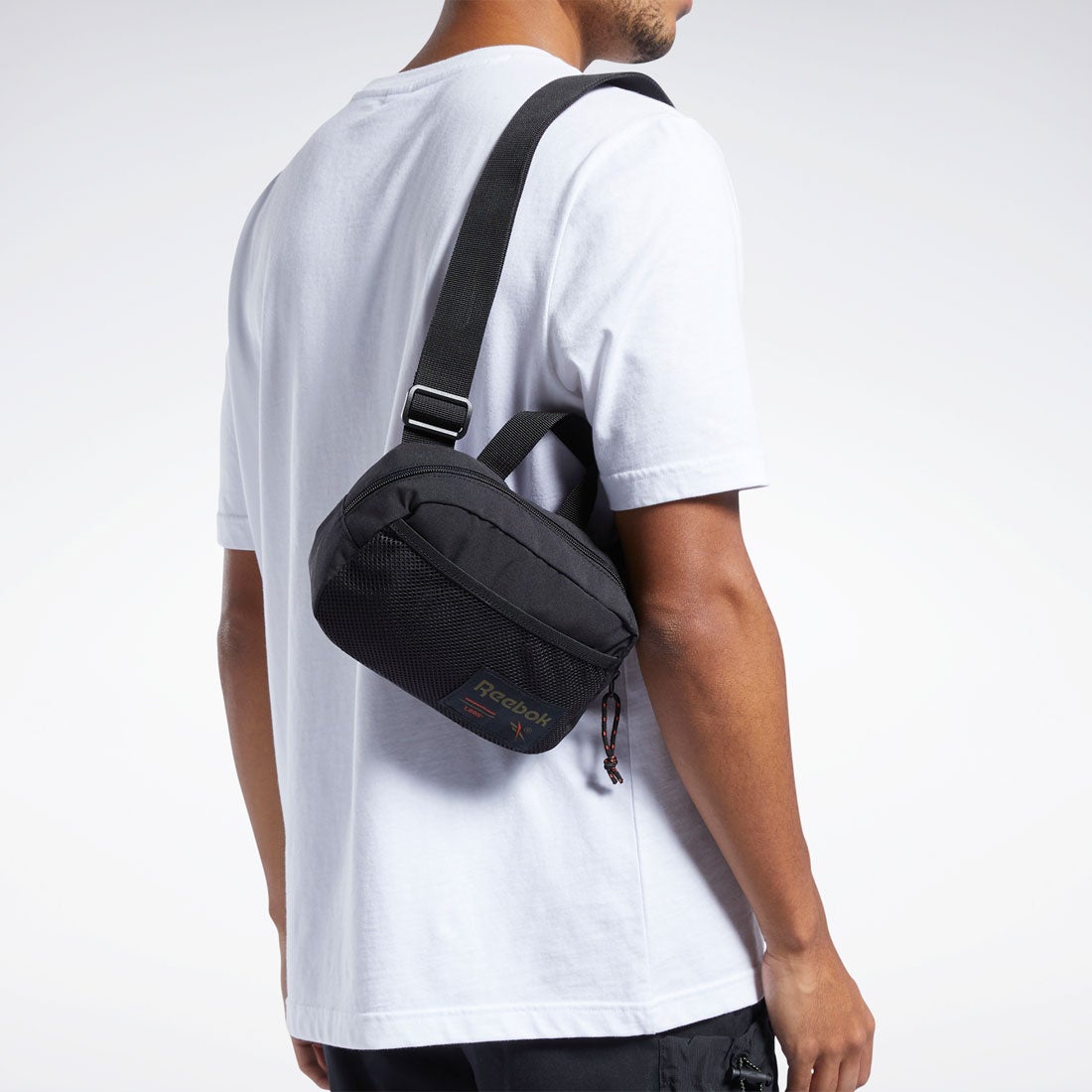 Reebok アウトドアSショルダーバッグ CL Outdoor S Shoulder Bag （ブラック） -靴＆ファッション通販  ロコンド〜自宅で試着、気軽に返品
