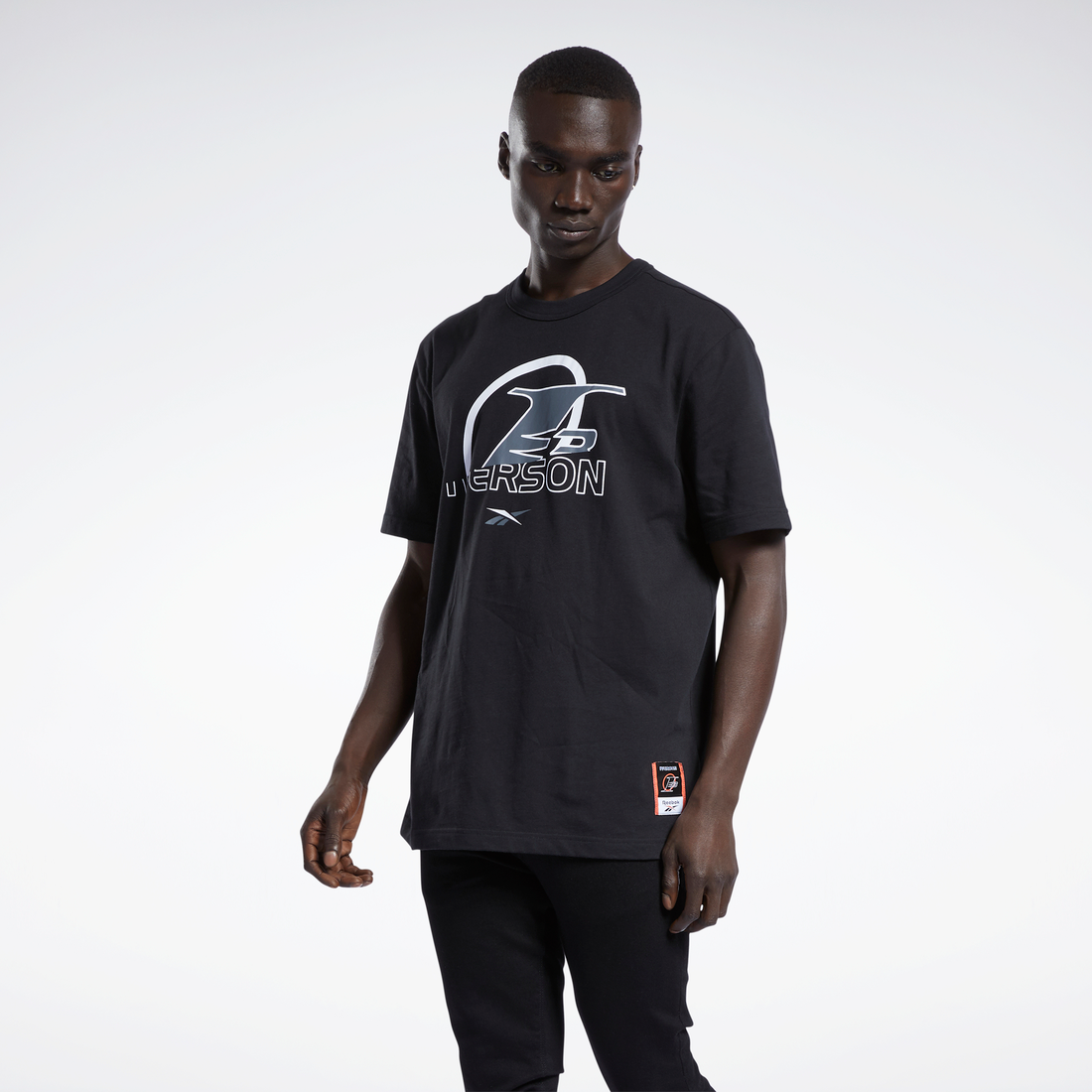 Reebok アイバーソン バスケットボール I3 ロゴ ショート スリーブ Tシャツ Iverson Basketball I3 Logo  Short Sleeve T-Shirt （ブラック） -ファッション通販 FASHION WALKER