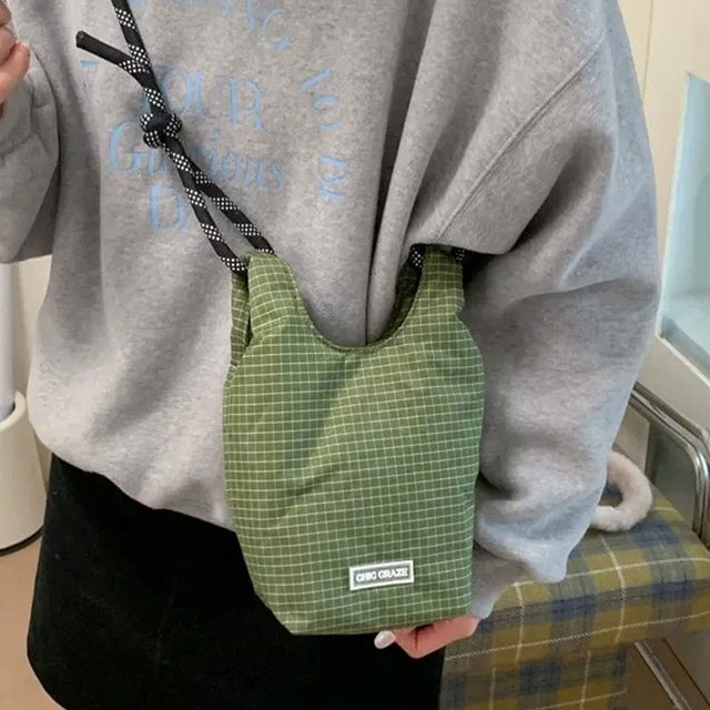 ショルダーバッグ ポーチ レディース スマホ ペットボトルホルダー ミニ ナイロン 小さめ 軽量 肩掛け おしゃれ 撥水 水筒 縦型 （グリーン）
