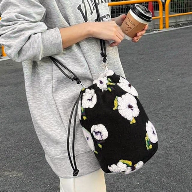 巾着バッグ ショルダー レディース 2way 軽い 小さめ 斜めがけ ハンドバッグ ファーバッグ 肩掛け マチ広 ボア フラワー 花柄 おしゃれ （ブラック(11)）
