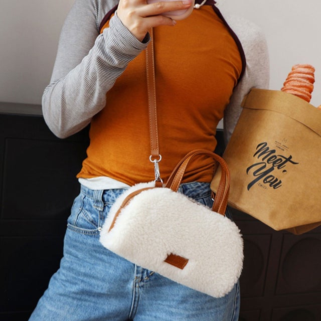 ショルダーバッグ レディース 小さめ ボア 2way ミニバッグ 斜めがけ ハンドバッグ 大人 上品 軽量 おしゃれ 秋冬 旅行 異素材 合皮 （ホワイト）