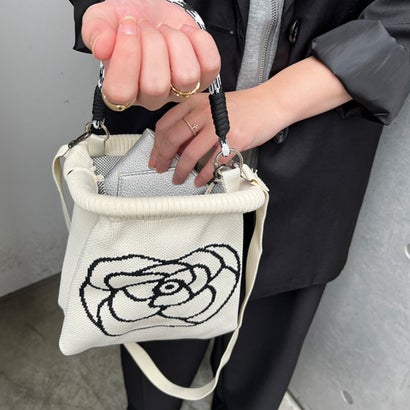 ショルダーバッグ ハンドバッグ がま口バッグ 口金 レディース 小さめ 軽量 ミニ 斜めがけ ニット カメリア 花柄 縦型 2way おしゃれ 大人 結婚式 母の日 （ブラック）｜詳細画像