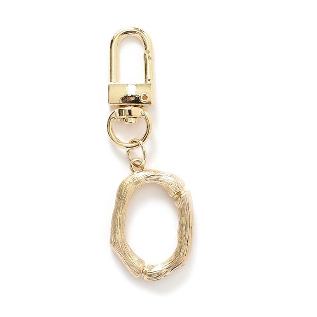 チャーム バッグチャーム キーホルダー アルファベット イニシャル レディース アクセサリー 木 文字 レトロ プレゼント ゴールド 韓国ファッション チンチャコリア （O）