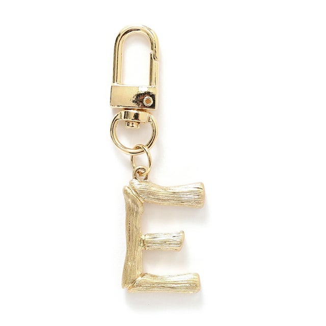 チャーム バッグチャーム キーホルダー アルファベット イニシャル レディース アクセサリー 木 文字 レトロ プレゼント ゴールド 韓国ファッション チンチャコリア （E）