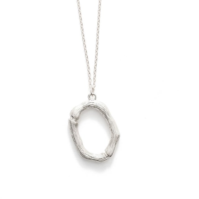 シルバーアルファベットウッドモチーフネックレス レディース アクセサリー アクセ 雑貨 小物 木 文字 英語 イニシャル ネームメタリック メタル アンティーク調 （O）