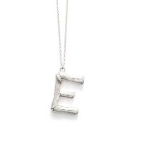シルバーアルファベットウッドモチーフネックレス レディース アクセサリー アクセ 雑貨 小物 木 文字 英語 イニシャル ネームメタリック メタル アンティーク調 （E）