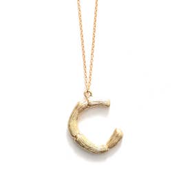 ゴールドアルファベットウッドモチーフネックレス レディース アクセサリー アクセ 雑貨 小物 木 文字 英語 イニシャル ネームメタリック メタル アンティーク調 （C）