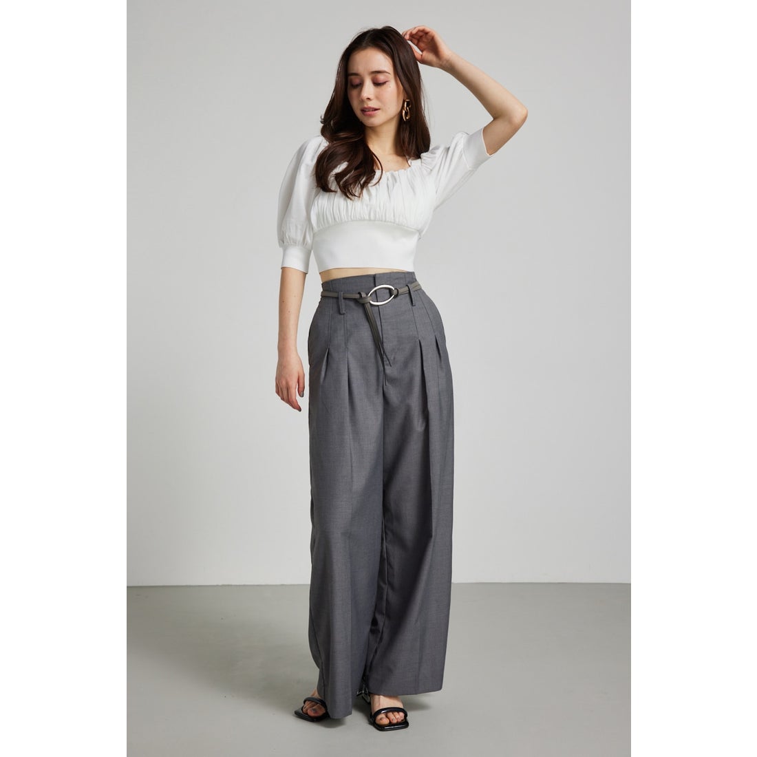 rienda バストギャザークロップハーフSLV Knit TOP BLK -ファッション