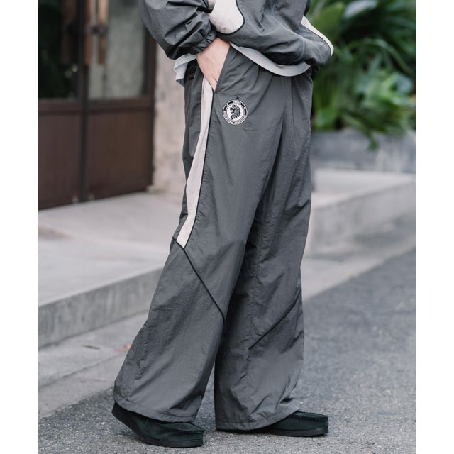 UMBRO アンブロ ナイロンパンツ トラックパンツ メンズ レディース イージー リラックス ウエストゴム 裾スピンドル パイピング 切替デザイン 16394 （チャコール）