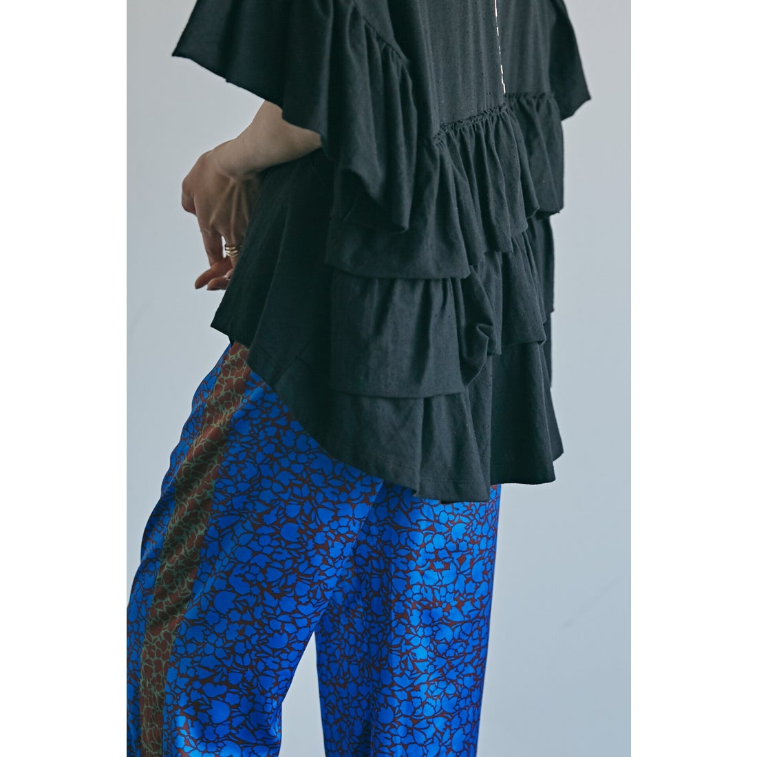 ROSE BUD ビックフリルTシャツ ブラック -ファッション通販 FASHION WALKER