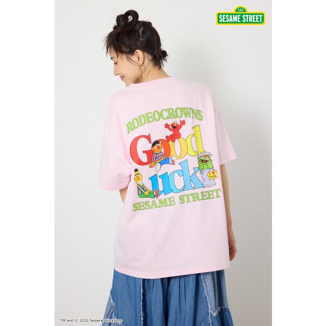 （UNISEX）(SESAMESTREET)GoodLuckTシャツ L/PNK1