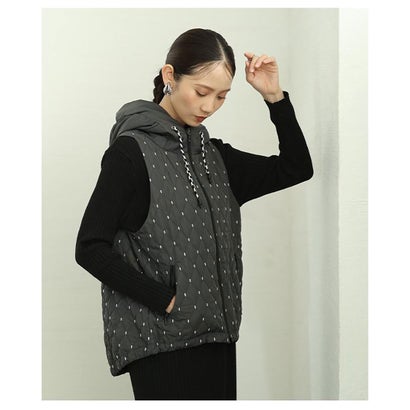 サワアラモード Sawa a la mode ドット刺繍キルティング中綿フードベスト （チャコール）｜詳細画像