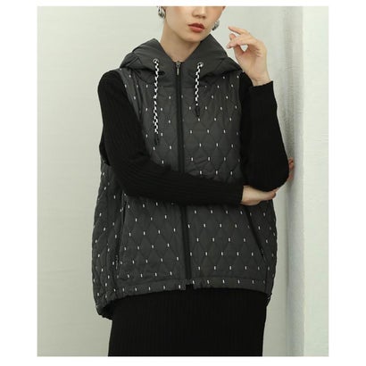 サワアラモード Sawa a la mode ドット刺繍キルティング中綿フードベスト （チャコール）｜詳細画像