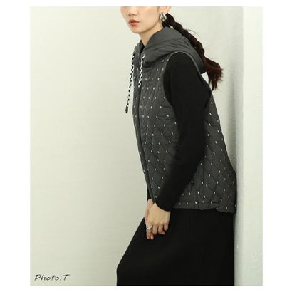 サワアラモード Sawa a la mode ドット刺繍キルティング中綿フードベスト （チャコール）｜詳細画像