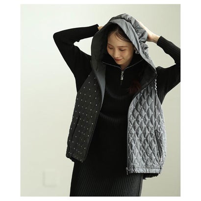 サワアラモード Sawa a la mode ドット刺繍キルティング中綿フードベスト （チャコール）｜詳細画像