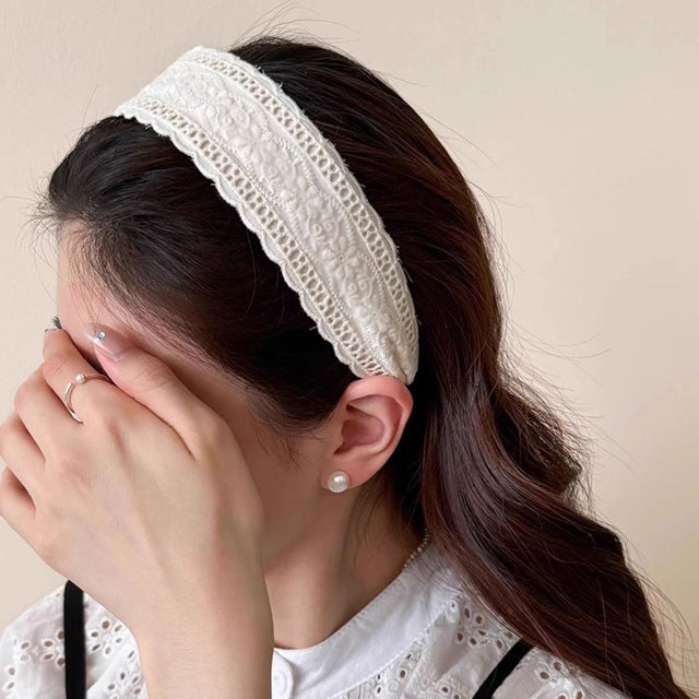 カチューシャ パール 花 幅広 大人 ヘアバンド ヘッドアクセサリー シック 細め 結婚式 二次会 ウェディング ストーン  レディース ドレス 上品 （Aはな）