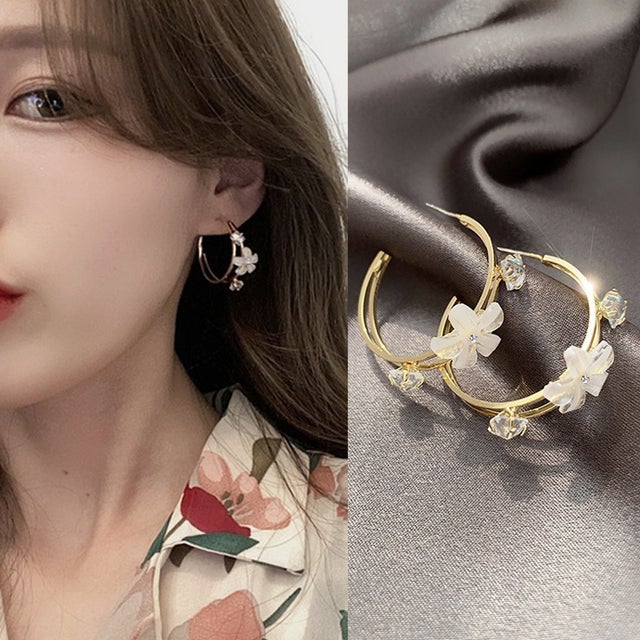 ロングピアス 揺れる 花 デザイン サークル アクセサリー レディース ファッション 可愛い 女性 雑貨 かわいい おしゃれ 人気 パーティー 結婚式 誕生日 プレゼント ギフト （ゴールド）