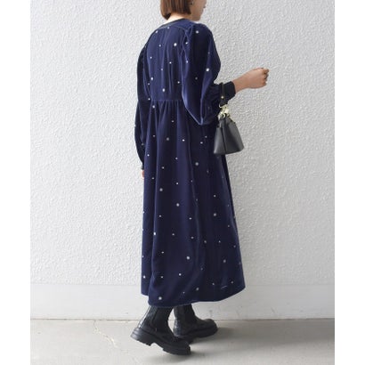 シップス エニィ SHIPS any 《追加予約》〈手洗い可能〉ポリエステル ベロア 刺繍 タック フレア ワンピース （ネイビー）｜詳細画像