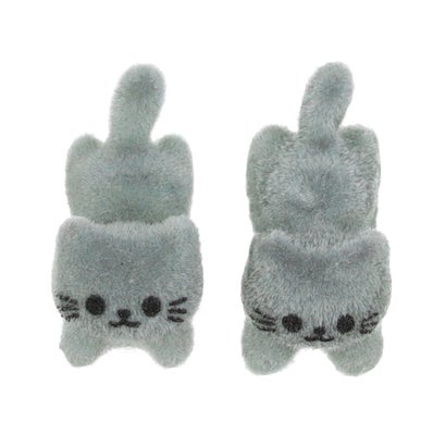 ちょこんとしがみつく ミニ猫フロッキーピアス （グレー）｜詳細画像