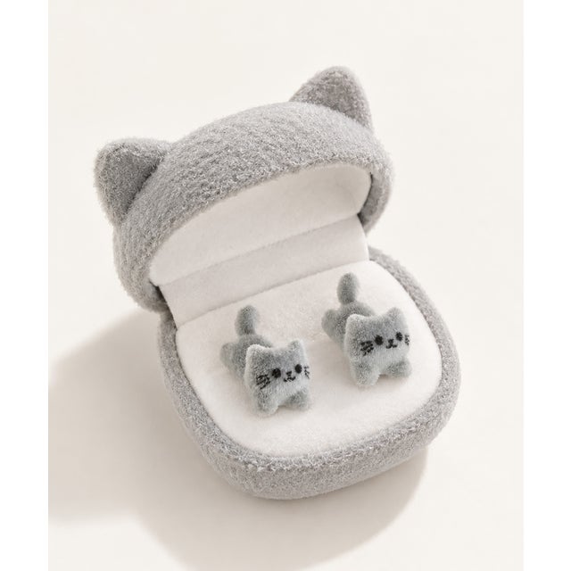 ちょこんとしがみつく ミニ猫フロッキーピアス （グレー）