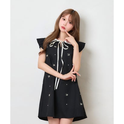 ティカ Tika ノースリーブ 二の腕カバー 可愛い ビジュー フラワー 紐タイリボン 襟付き シンプル ガーリー Aラインフレアミニワンピース （ブラック）｜詳細画像