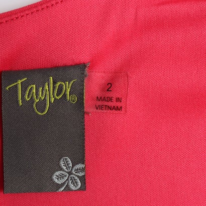 テイラー Taylor フェミニンなピンク色のフレアワンピース （ピンク）｜詳細画像
