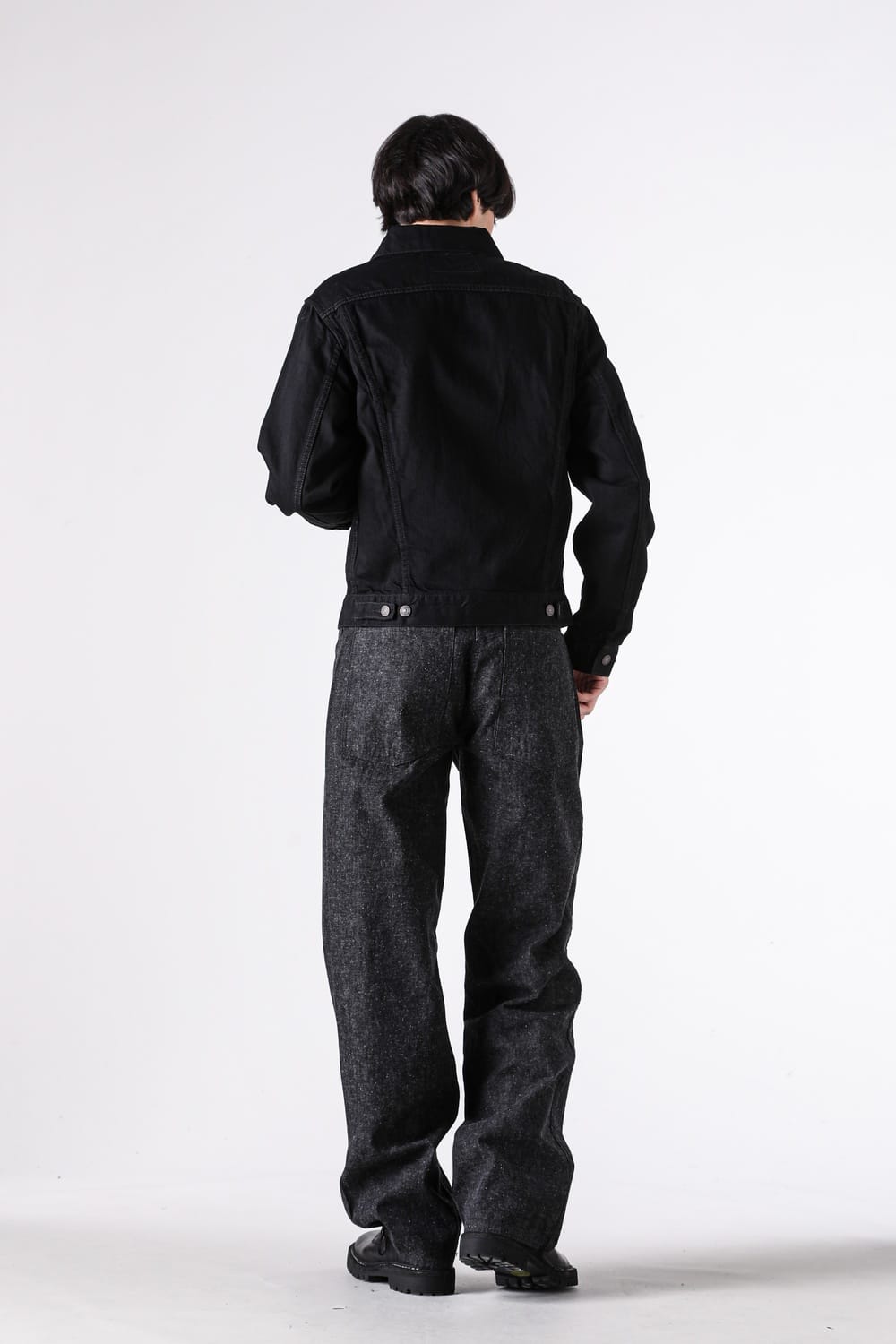 60’s Jacket blackの全身・背面。パンツは合わせた着用例