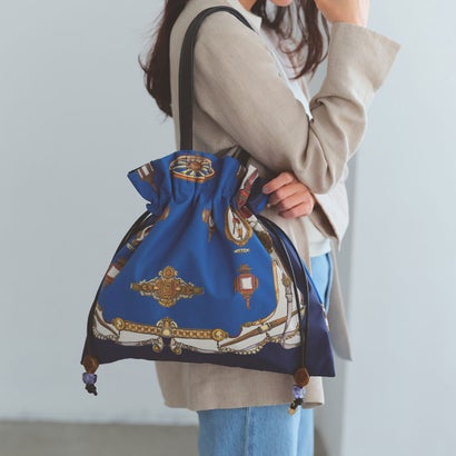 【TREASURE TOPKAPI】【新色追加】マイルドサテン スカーフ柄 巾着 トートバッグ（ネイビー）｜詳細画像