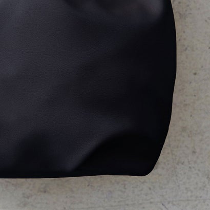 トプカピ TOPKAPI 【EFOLE】 フェイクレザー ボリューム 巾着 バッグ （ブラック）｜詳細画像