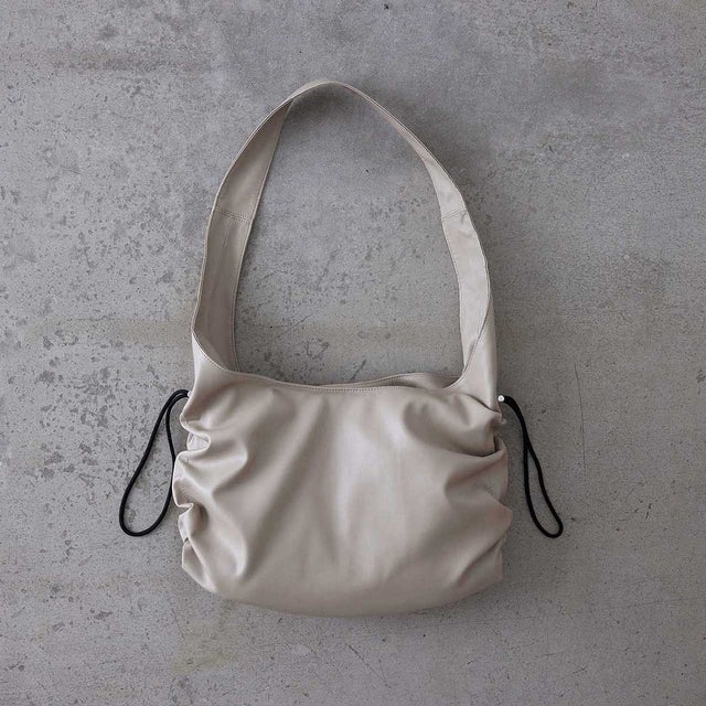 フェイクレザー サイドギャザー ワンハンドル トートバッグ （ライトベージュ）