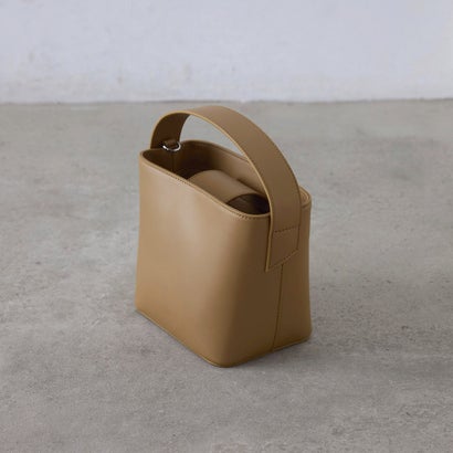 フェイクレザー スクエア ワイドハンドル ショルダーバッグ （ベージュ）｜詳細画像