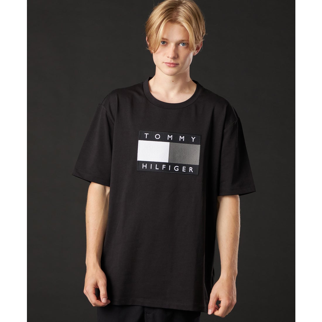 トミー ヒルフィガー TOMMY HILFIGER MONOCHROME CAPSULE COLLECTION モノクロームオーバーサイズTシャツ  （ブラック）