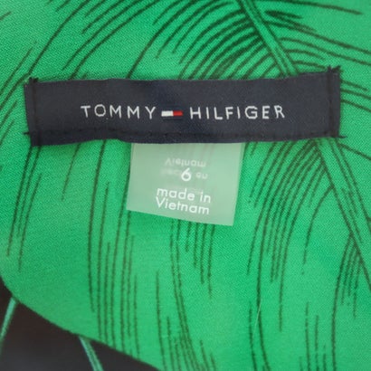 トミー ヒルフィガー TOMMY HILFIGER 鮮やかなグリーンリーフ柄が目を引くブラックジャージ素材のAラインワンピース （ブラック）｜詳細画像