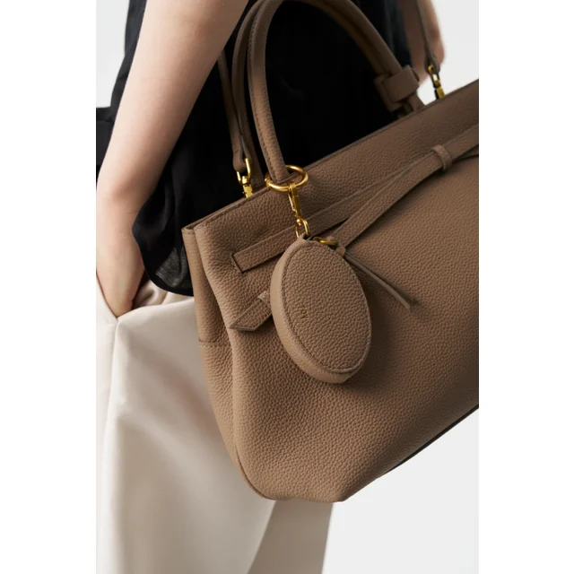 GRAIN LEATHER OVAL CHARM （Greige）