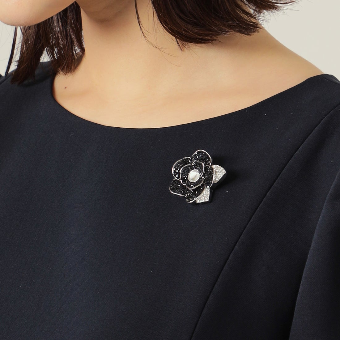 トゥー ビー シック TO BE CHIC ローズパヴェブローチ （ブラック 