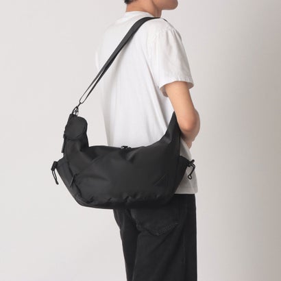 Tech Nylon Crescent Shoulder Bag / テックナイロン クレセント ショルダーバッグ 【韓国デザイン】 NEO （ブラック）｜詳細画像