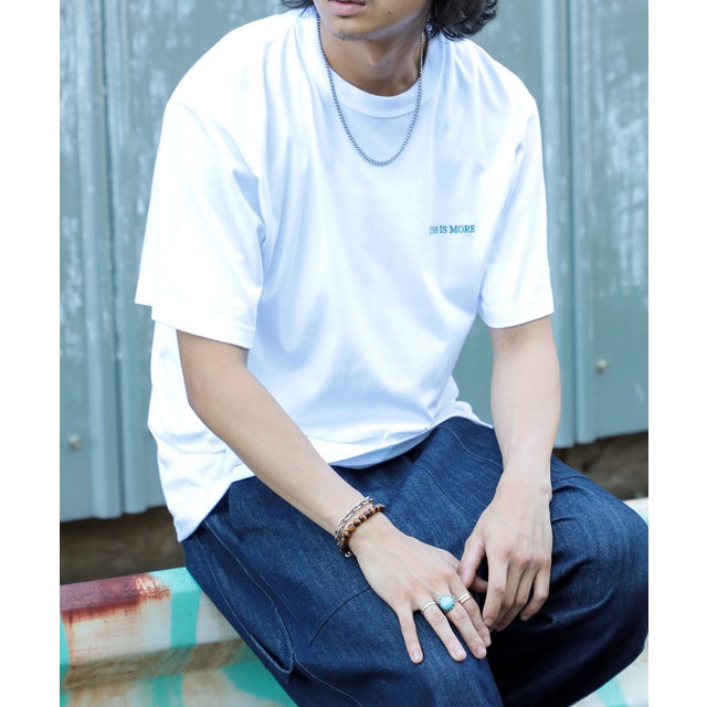 【MAISON CLUB】ワンポイント刺繍Basic Tee  LESS IS MORE （ホワイト）