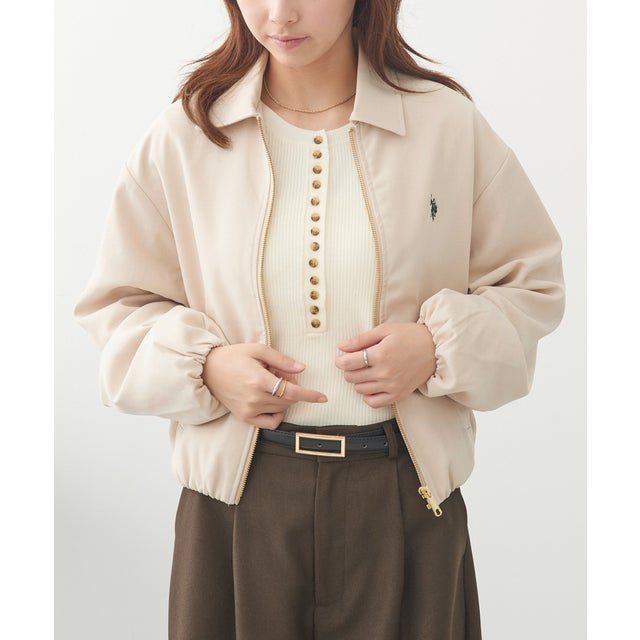 ワンポイント刺しゅう ツイル ショート丈ブルゾン （ベージュ）