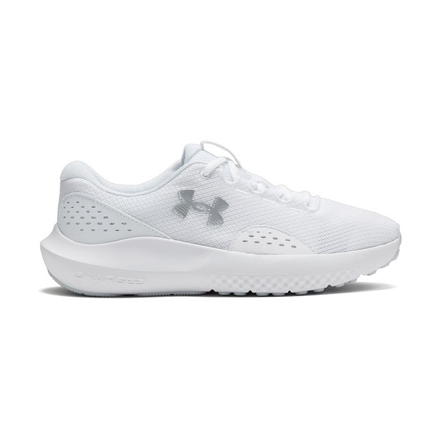 /レディス/UA CHARGED SURGE 4 WIDE （White / Distant Gray / Metallic Silver）