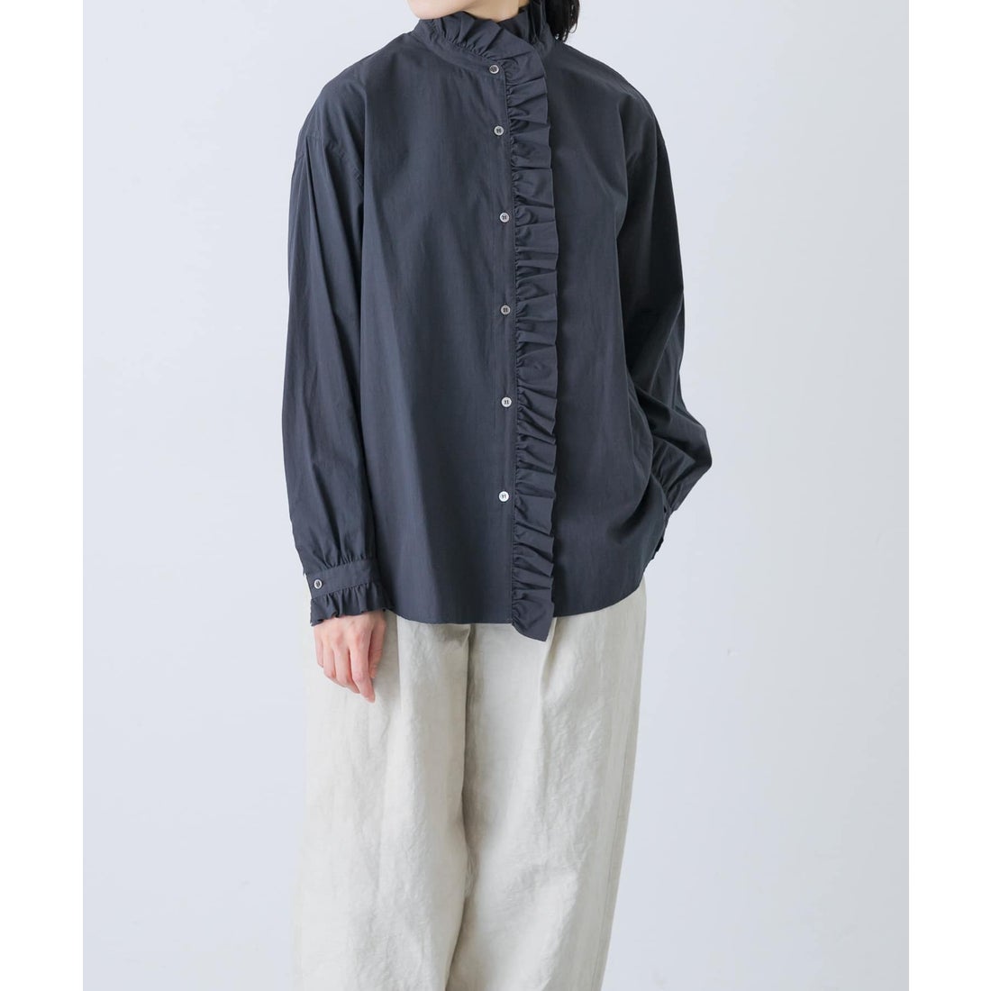 カグレ かぐれ Ruffle collar shirt （チャコールグレー 
