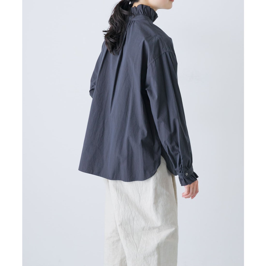 カグレ かぐれ Ruffle collar shirt （チャコールグレー 