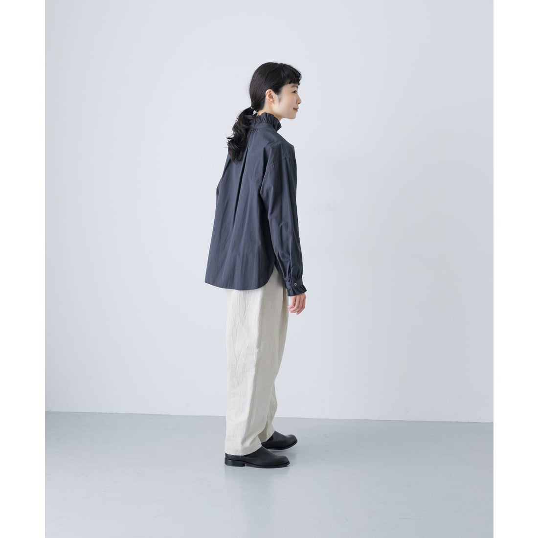 カグレ かぐれ Ruffle collar shirt （チャコールグレー 